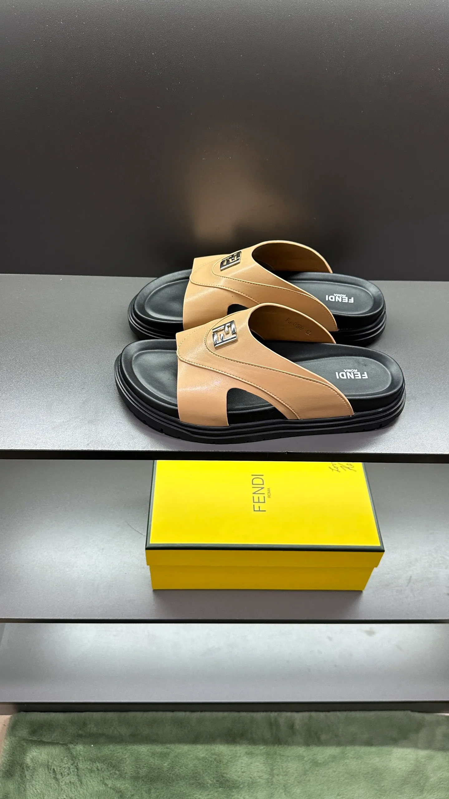 P300 [Fendi Slippers] High-end men's shoes brand, official website 1:1 latest masterpiece: original mold customization, fabrics made of imported original materials, upgraded outsole, lighter and non-slip. The market's top quality, simple yet tasteful, a must-have for fashionistas, fashionable at your feet, full of confidence, the same style at the counter 👍The season of summer slippers is here. Code: 38-45, 46 order
